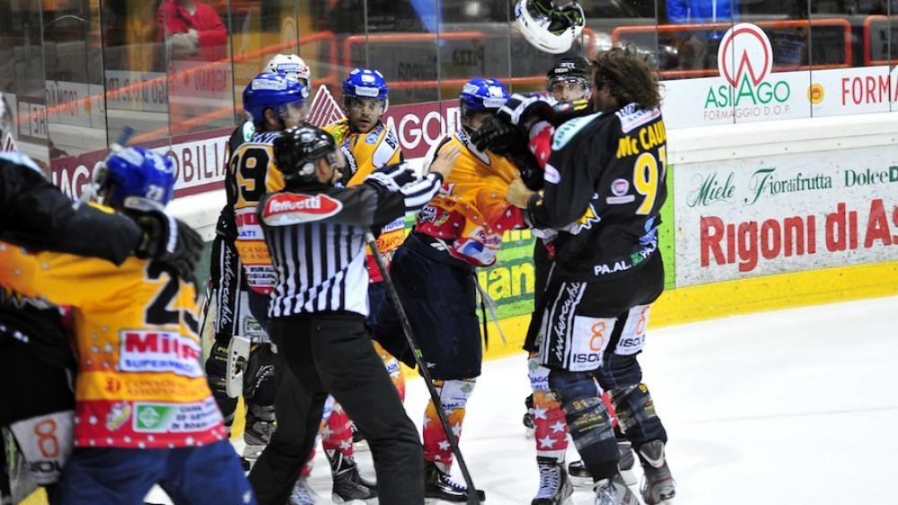In Asiago ging es am Donnerstag heiß her (Paolo Basso)
Chris DiDomenico traf zum 1:0 für Asiago (Paolo Basso)
Wieser und Co. triumphierten gegen Valpellice (Oskar Brunner)
