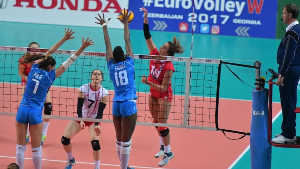 Raphaela Folie (ganz links) am Block gegen Österreich (Foto Federvolley)