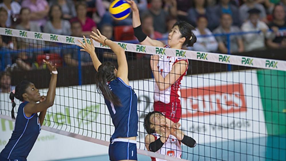 Raphaela Folie (Rückennummer 1) war gegen Kuba und Japan am Netz kaum zu überwinden.