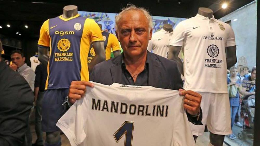 Andrea Mandorlini, l'entraîneur de Vérone avec les nouveaux maillots (Grigolini/Fotoexpress)