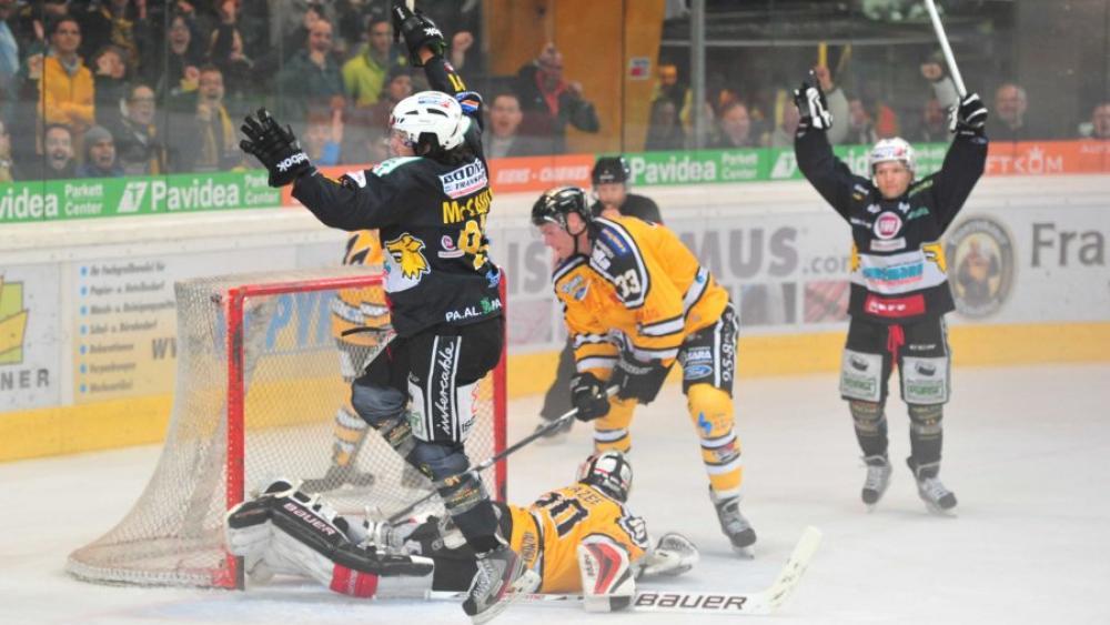 Dennis McCauley netzt für die Wölfe ein (Foto: Iwan Foppa)
Emanuel Scelfo im Zweikampf mit Alex Gellert (Foto: Max Pattis)