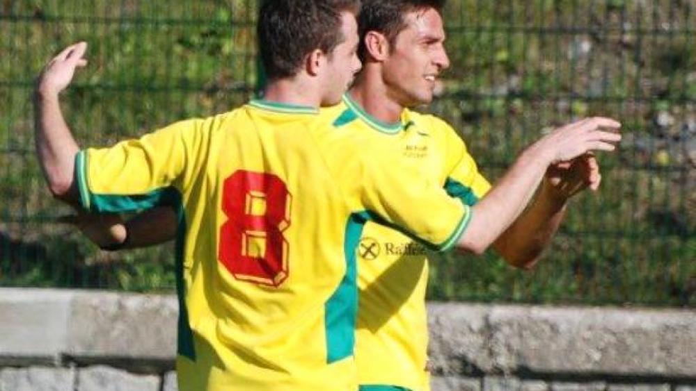 Florian Messner (links) bejubelt ein Tor von Hansjörg Stockner