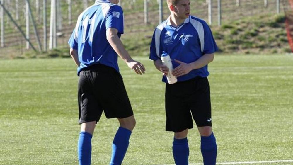 Alexander Nischler und Armin Rungg von Partschins (Foto FB)
Dennis Malleier und Obermais haben den Titel vor Augen
Stefan Prader beim Überlegen: Der Natzer Trainer will seine Mannschaft aus dem Abstiegssumpf führen