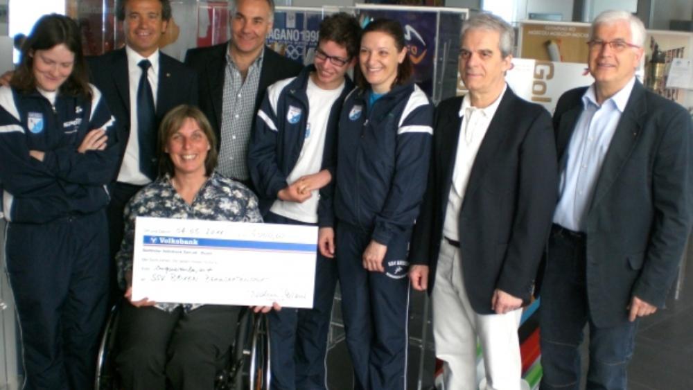 Stefano Podini übereichte den Scheck an die Sportler Kathrin Oberhauser und Marco Scardoni