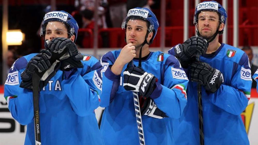 Enttäuschte Gesichter: Nick Plastino, Luca Ansoldi und Matt de Marchi
Daniel Bellissimo und Alexander Egger
Lettland-Kapitän Janis Sprukts feiert den klaren 5:0-Sieg (alle Fotos Andre Ringuette/IIHF)