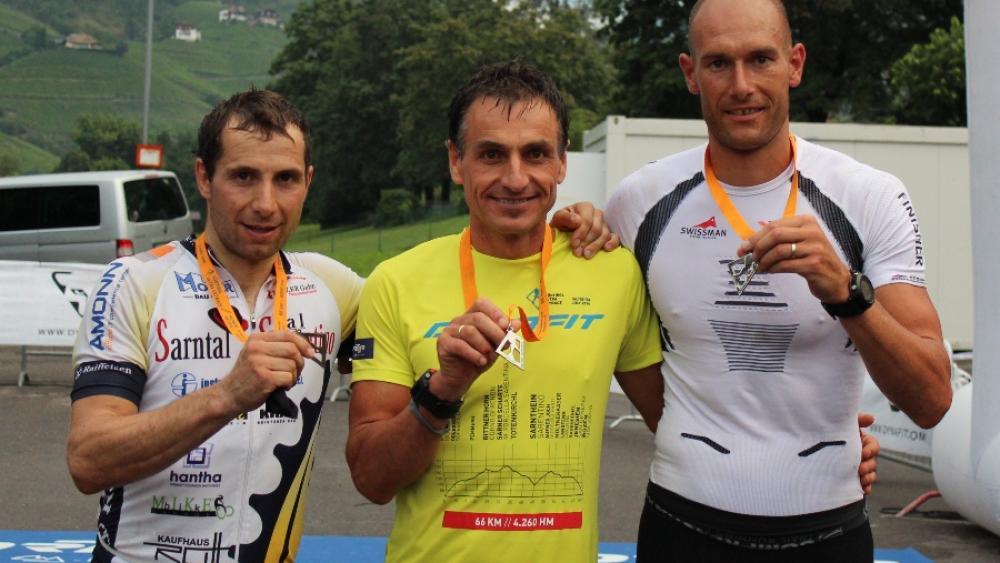 Martin Psenner, Josef Blasbichler et Jimmy Pellegrini
La gagnante féminine Anna Figura après avoir atteint la ligne d'arrivée avec Andrea Zambaldi, arrivée au Talferwiesen peu avant elle