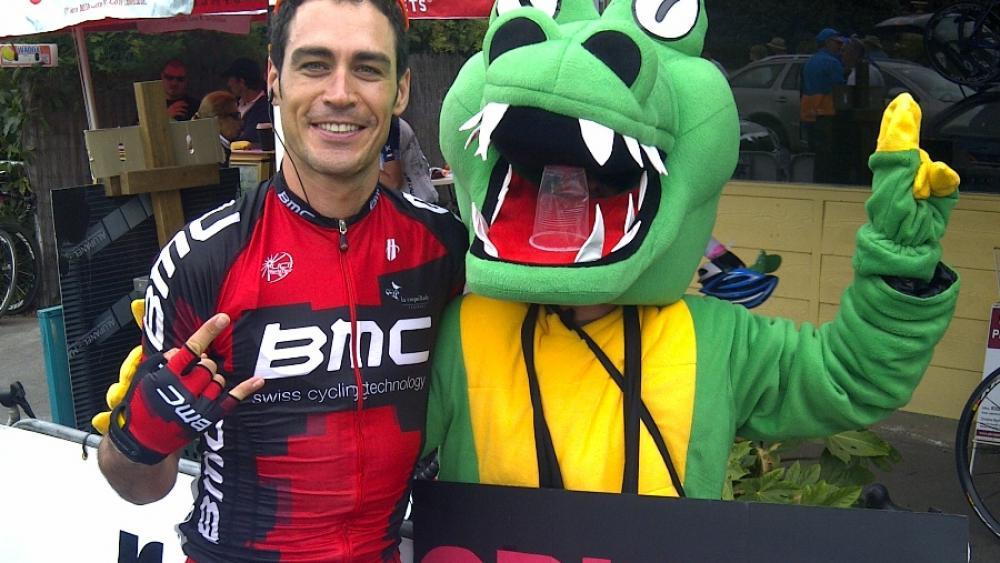 Manuel Quinziato mit dem Maskottchen der Australien-Rundfahrt (BMC/Luechinger)