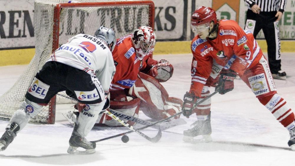 Matteo Rasom konnte Adam Dennis nicht bezwingen (Foto Max Pattis)
Thomas Tragust kassierte sechs Treffer (Foto Brunner)
Rob Sirianni erzielte ein Tor für Valpellice (Foto Gillemon)
