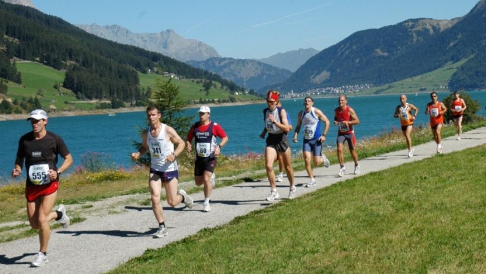 Mehr als 3000 Läuferinnen und Läufer werden beim Reschenseelauf am Start sein