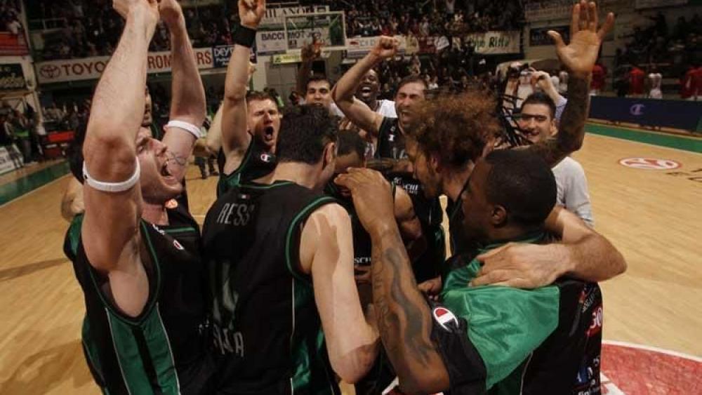 Tomas Ress und Co. bejubeln den 79:58-Sieg.
