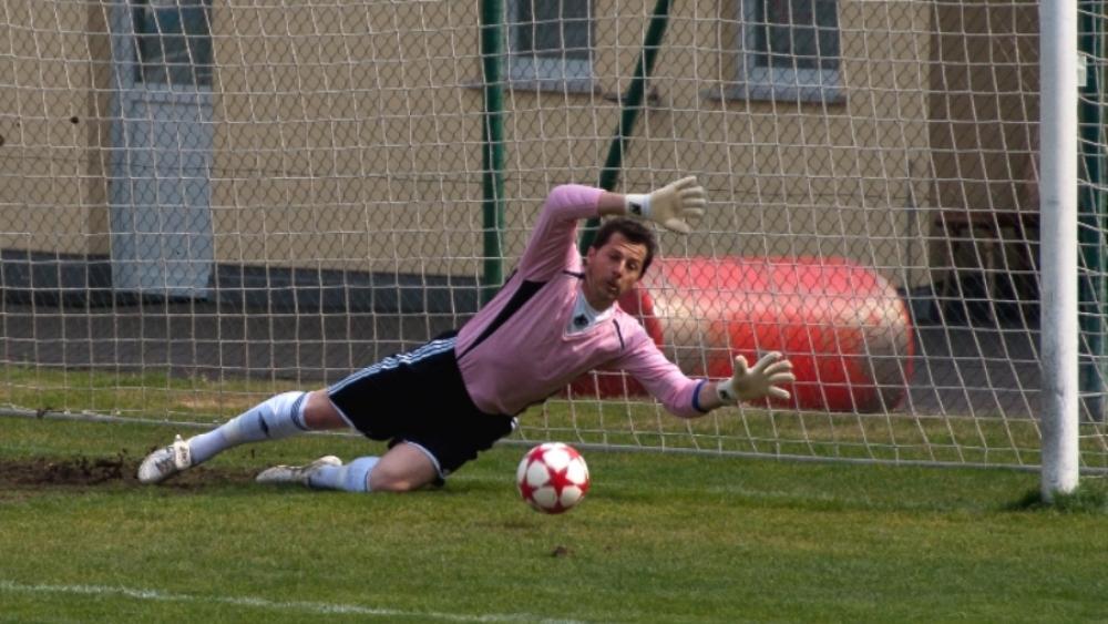 Luca Rossato will den Kasten des SV Tramin sauber halten.
Julian Oberegger und der SSV Bruneck wollen Neugries ein Bein stellen.