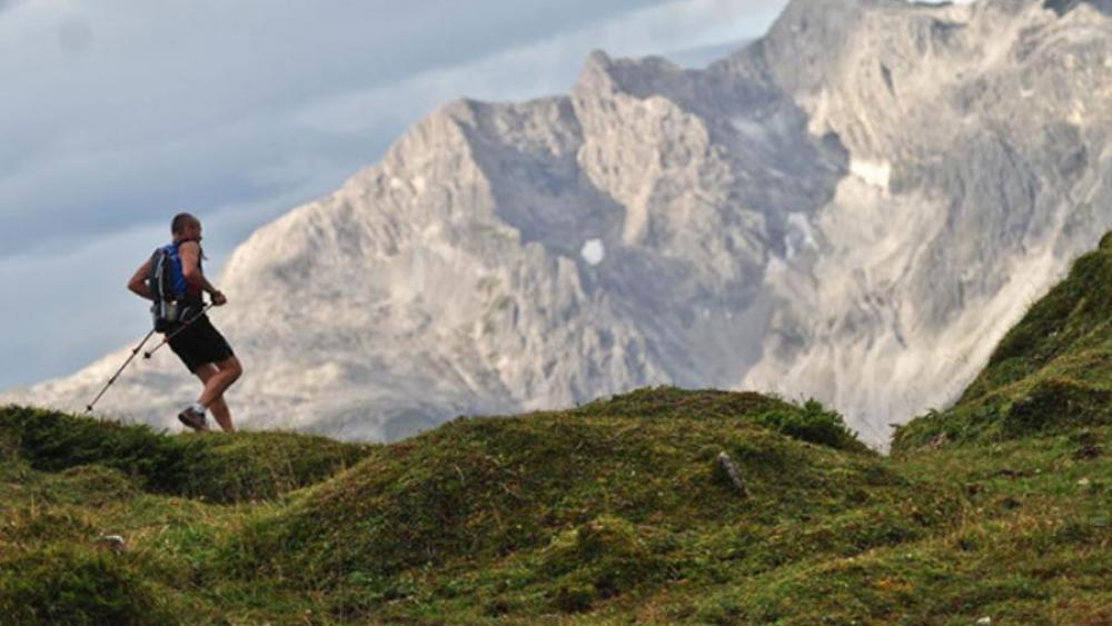 Die Athleten messen sich vor einer beeindruckenden Bergkulisse (Foto transalpine-run.com)