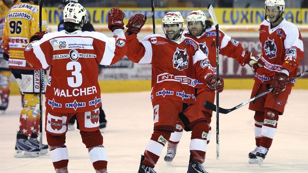Walcher, Bernard, Zisser and Ceresa celebrate the Bolzano victory (photo Dal Sasso) Adam Henrich and the Bolzano defender Mika Lehtinen (Tiellephoto) Max Oberrauch scored the Puster team's first goal
