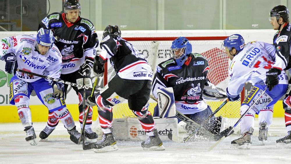 Zelger, Mair, Gamper, Commisso und Walter (Foto Max Pattis)
Jussi Heikkinen, Adam Calder und Dominic Perna nach dem 1:0