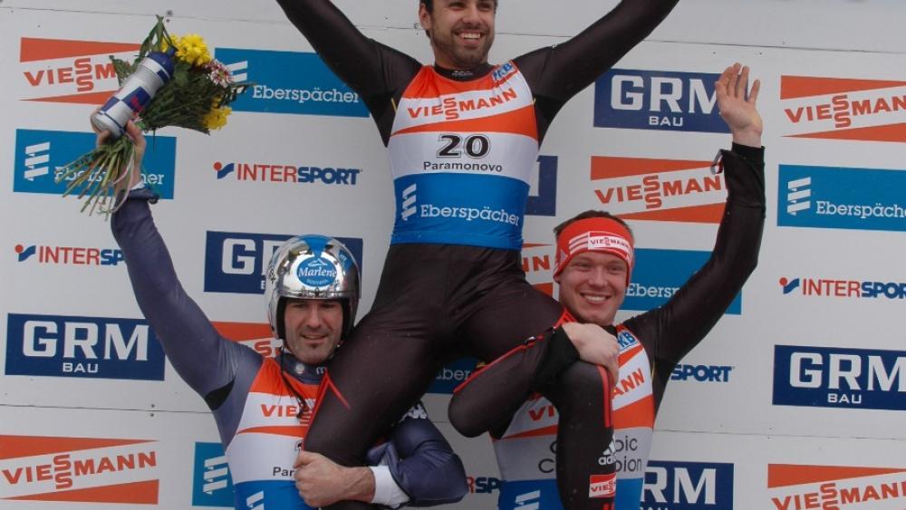 Armin Zöggeler, Andi Langenhan und Felix Loch bei der Preisverteilung
Armin Zöggeler