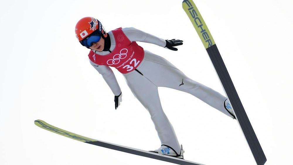 Die Skispringer tragen die erste Medaillenentscheidung aus. © APA / HELMUT FOHRINGER