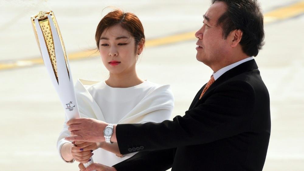 Kim Yuna (l.) entzündet das Olympische Feuer © SID / JUNG YEON-JE