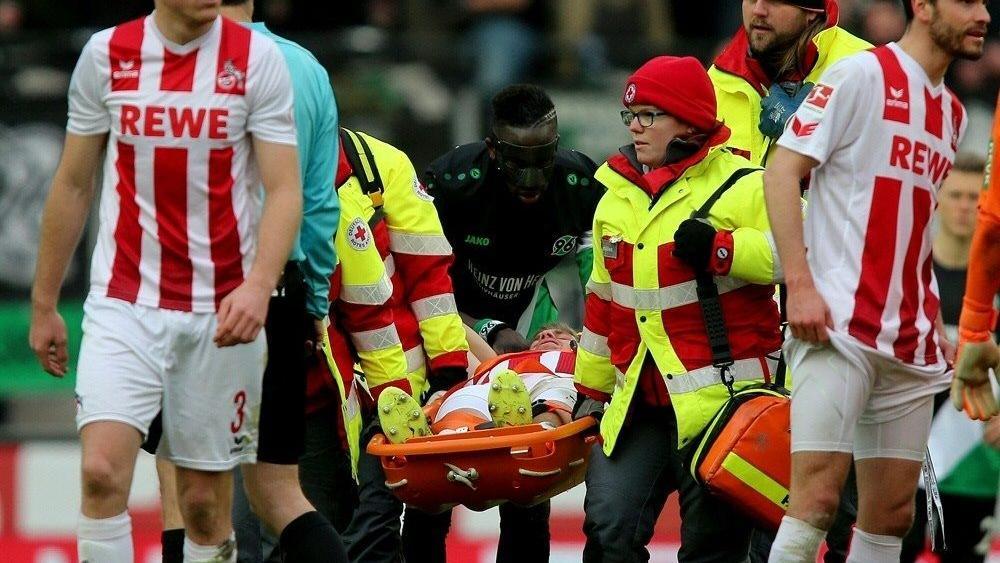 Simon Terodde musste vom Platz getragen werden © FIRO/SID
