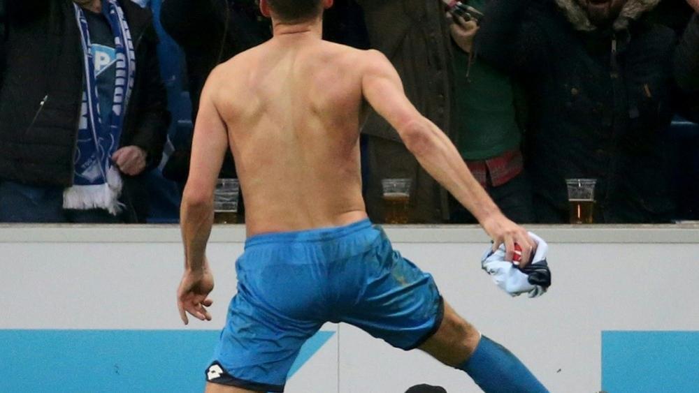 Szalai jubelt oberkörperfrei vor dem Fanblock © PIXATHLON/SID