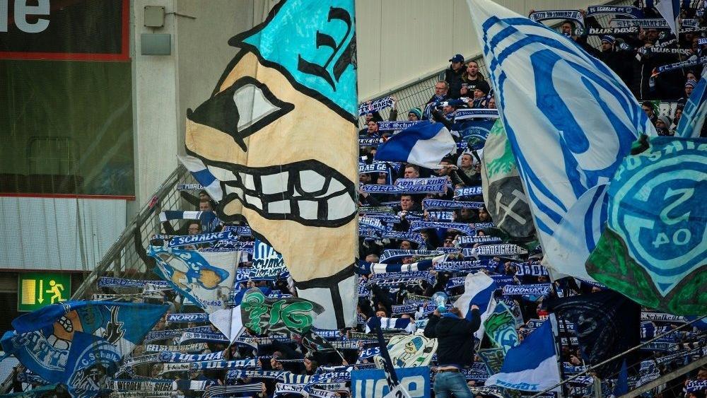 Zwei verletzte Schalke-Fans in Leverkusen © FIRO/SID