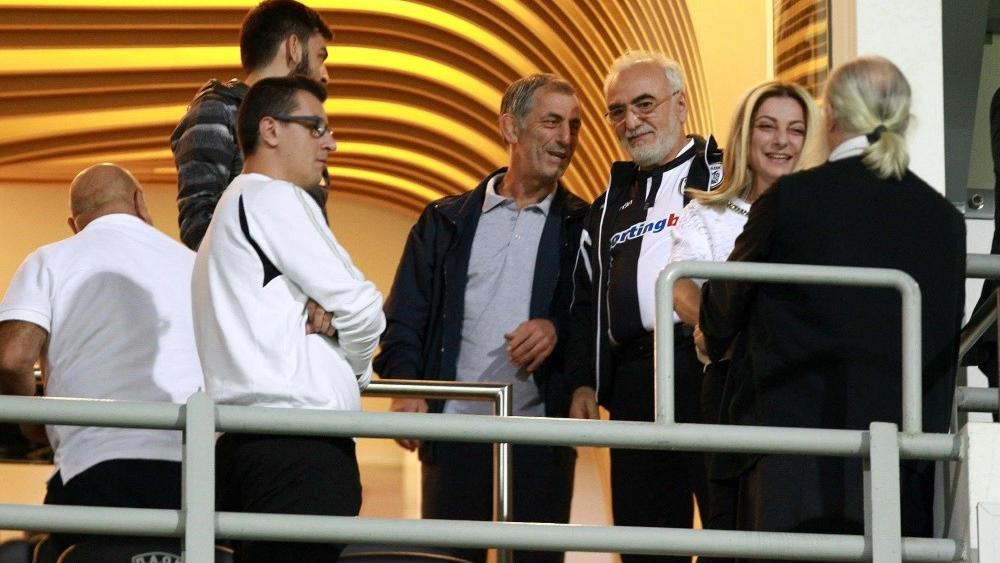 PAOK-Präsident Ivan Savvidis (3.v.r.) sorgt für Wirbel © PIXATHLON/SID-IMAGES