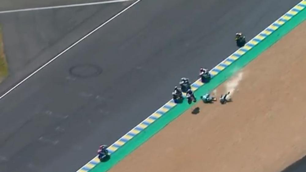 Jakub Kornfeil springt über die Maschine von Enea Bastianini © MOTOGP7/facebook