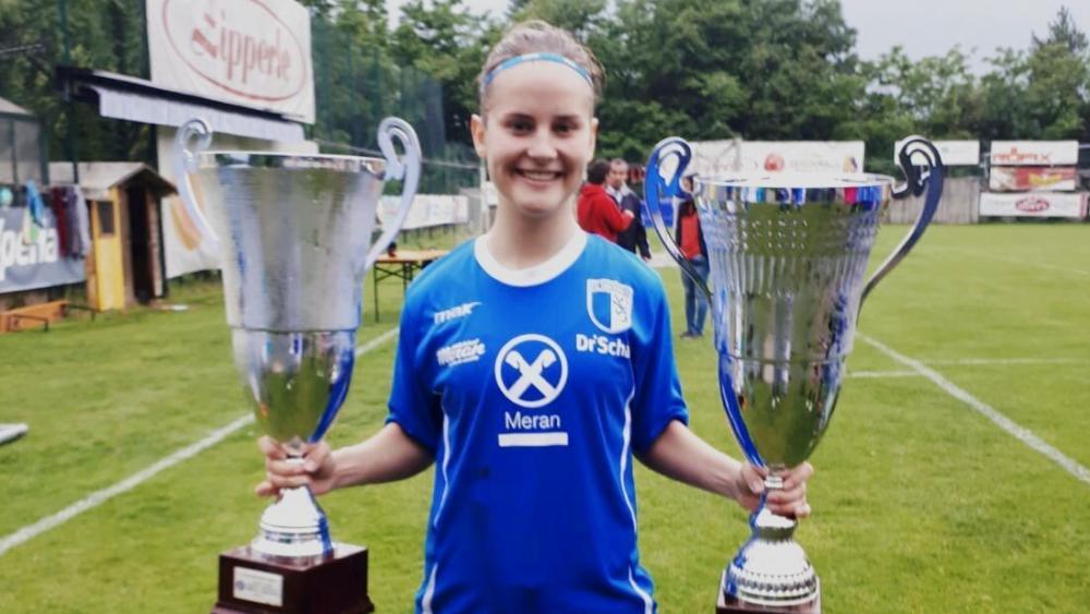 Verena Erlacher präsentiert die Pokale für den Double-Gewinn 2018.