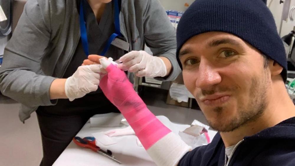 Auweia, Felix Neureuther: Der Deutsche hat sich am Daumen verletzt. © Instagram / Felix Neureuther