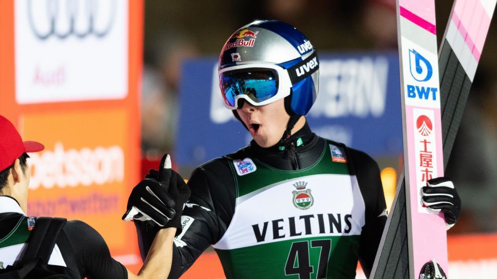 Ryoyu Kobayashi feierte seinen ersten Weltcupsieg in dieser Saison. © APA/afp / ROBERT MICHAEL