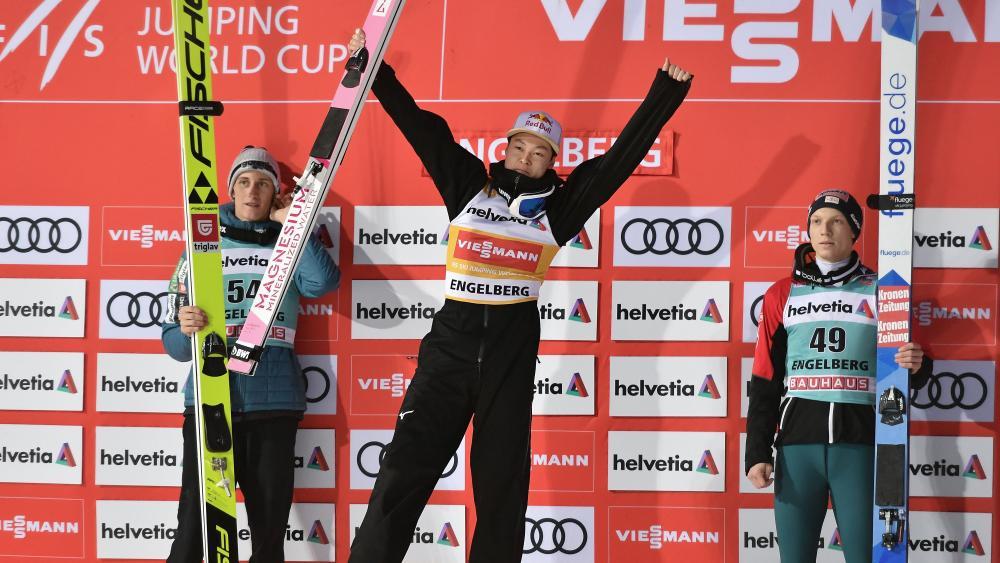 Ryoyu Kobayashi schlüpft ins Gelbe Trikot. © APA/afp / FABRICE COFFRINI