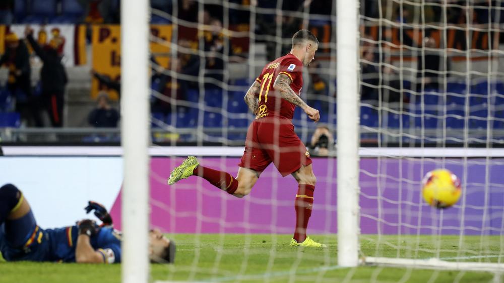 Aleksandar Kolarov scores for Roma and turns away. © ANSA / Riccardo Antimiani