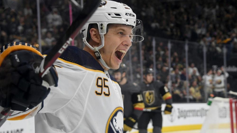 Dominik Kahun stürmt für die Buffalo Sabres. © SID / Ethan Miller