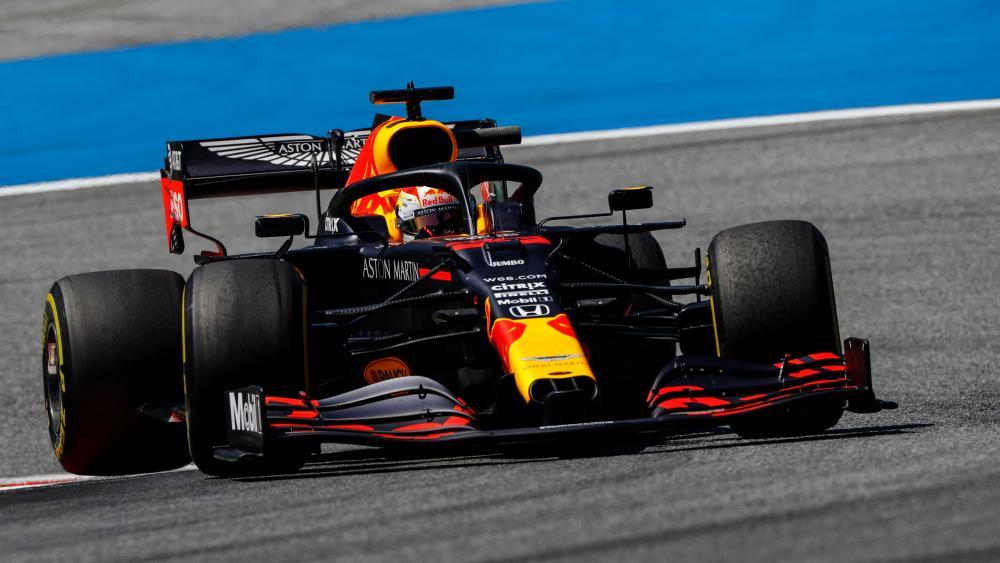 Kann Max Verstappen die Mercedes-Piloten in Ungarn ärgern? © APA/afp / LEONHARD FOEGER