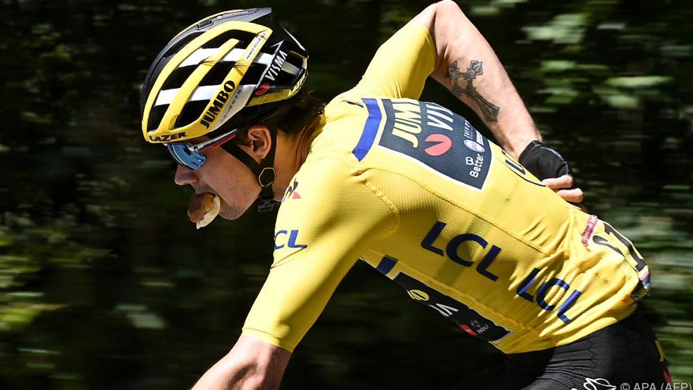 Roglic having a snack during the break. © APA (AFP) / ANNE-CHRISTINE POUJOULAT