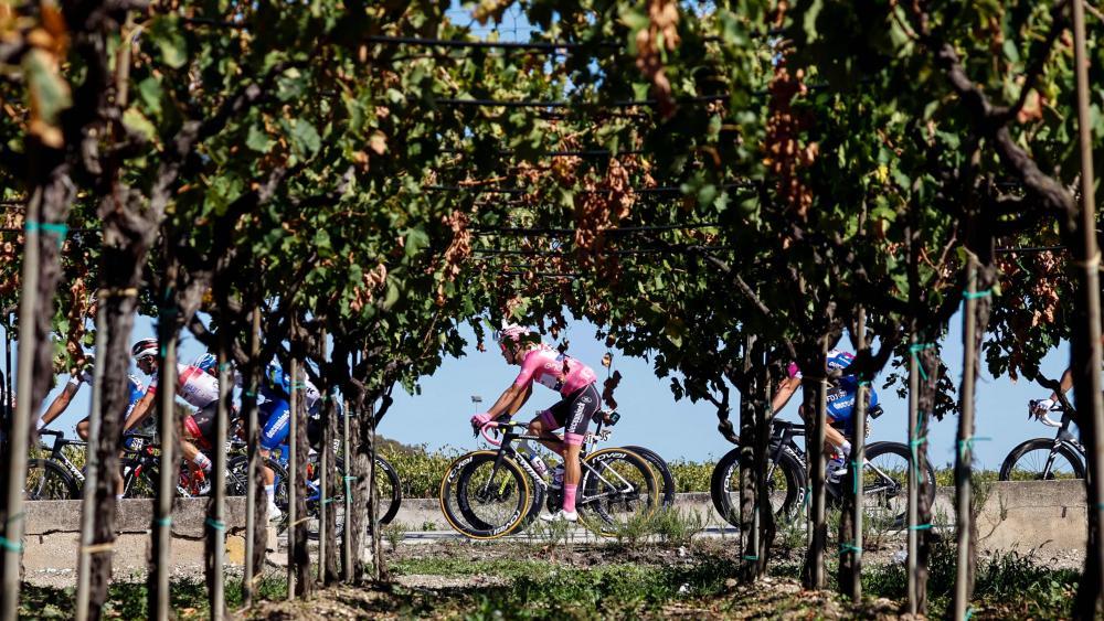 The Giro d' Italia is threatened with cancellation. © APA/afp / LUCA BETTINI