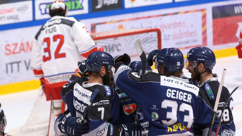 An image with symbolic character: Justin Fazio turns away in exasperation, Paul Geiger and Co. cheer. © Soós Attila