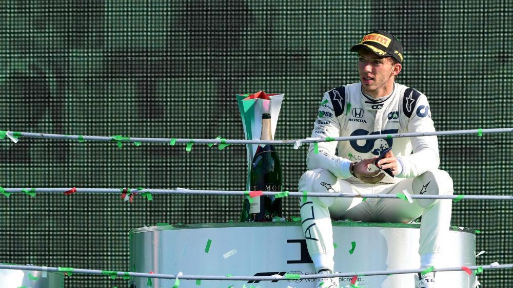 Pierre Gasly (here after his triumph in Monza) stays with Alpha Tauri. © APA/afp / JENNIFER LORENZINI