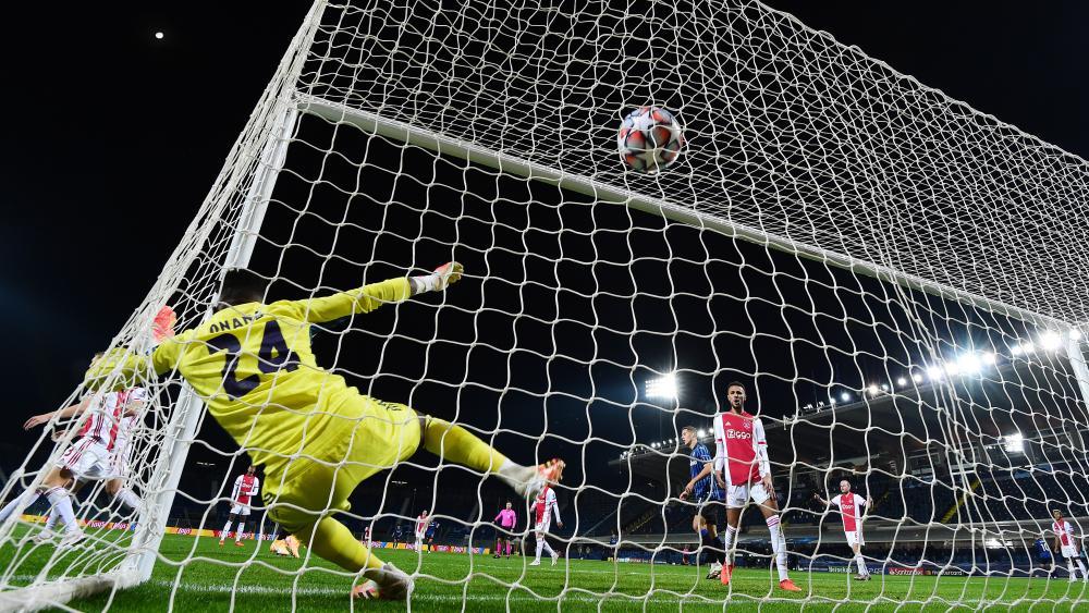 Ein Rückschlag wie ein Gegentor: Bei Ajax gibt es mehrere Corona-Fälle. © AFP / MIGUEL MEDINA