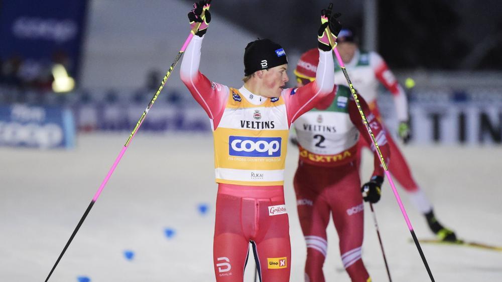 Sieger Klaebo setzte sich im Zielsprint gegen Bolschunow durch © APA/afp / VESA MOILANEN