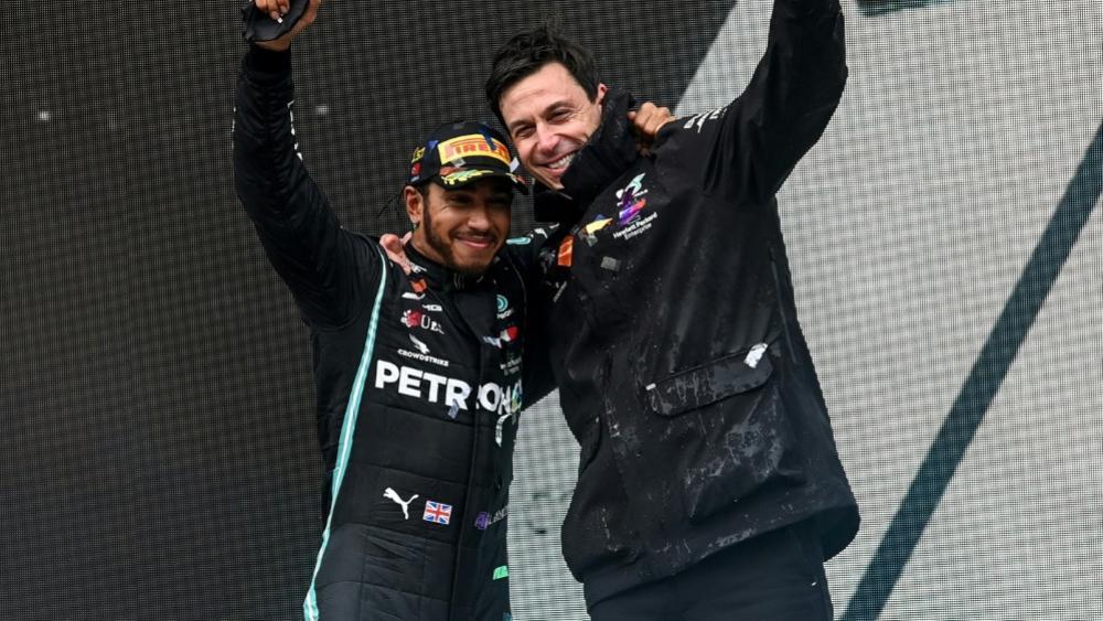 Wohl weiter Seite an Seite: Lewis Hamilton und Teamchef Toto Wolff (r.) © SID / OZAN KOSE