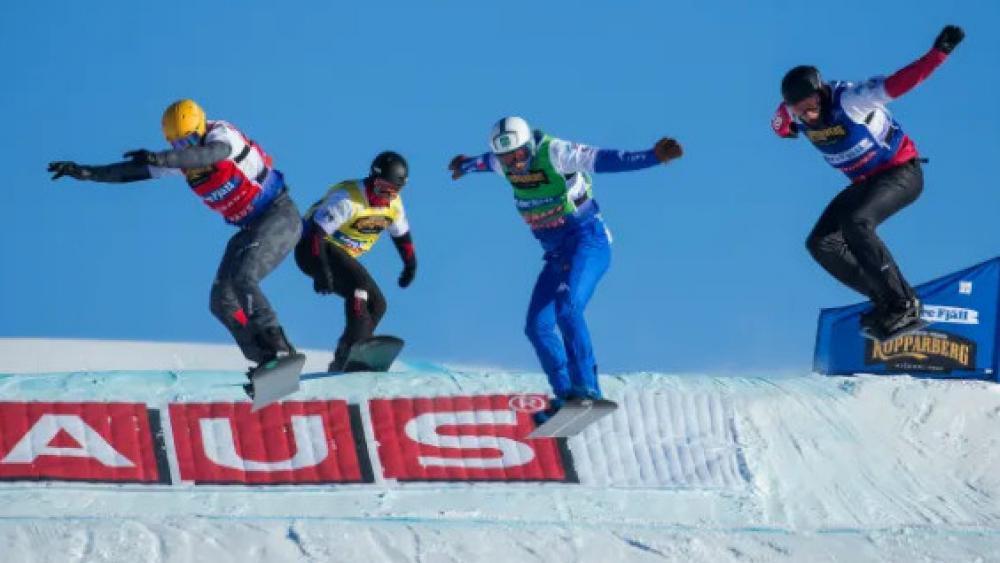 Omar Visintin (3e en partant de la gauche) a su impressionner au Reiteralm. © FIS Snowboard