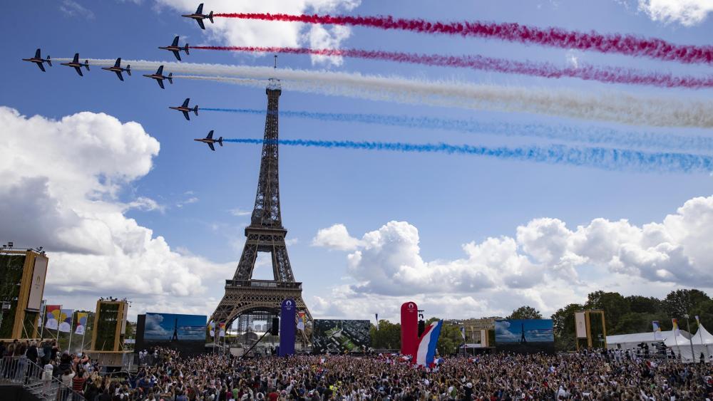 Olympia Ubergabe An Paris Show Ohne Riesenfahne Am Eiffelturm Olympia Sportnews Bz