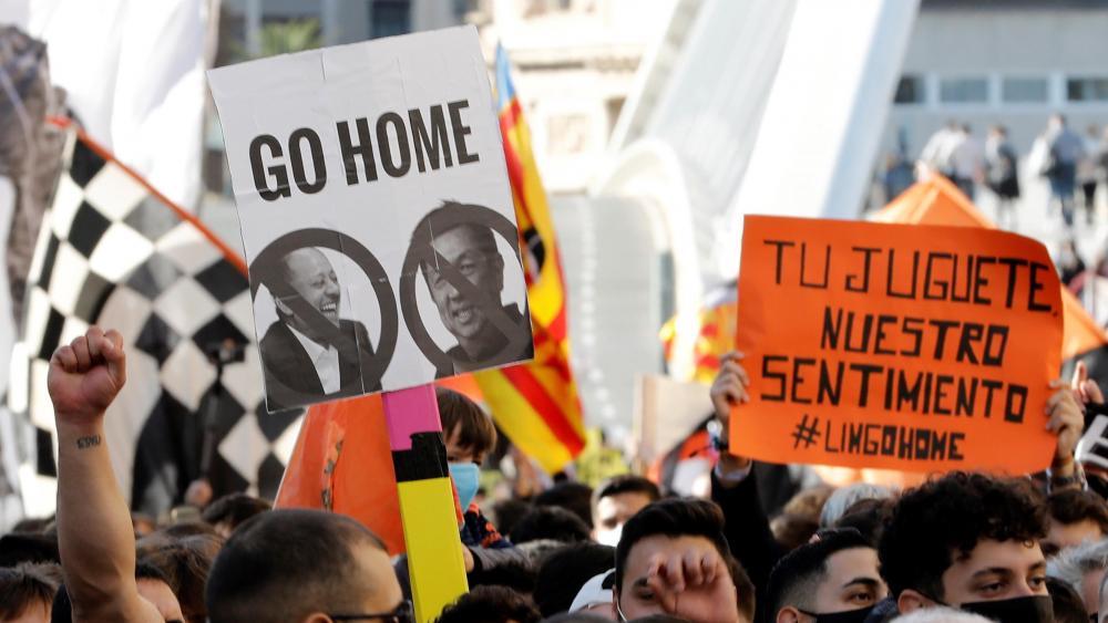 La disolución de Valencia: Miles de aficionados protestan – España