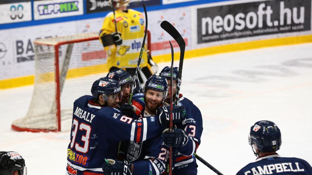 Fehérvár  bejubelt den dritten Sieg im Duell mit dem HC Pustertal. © Attila