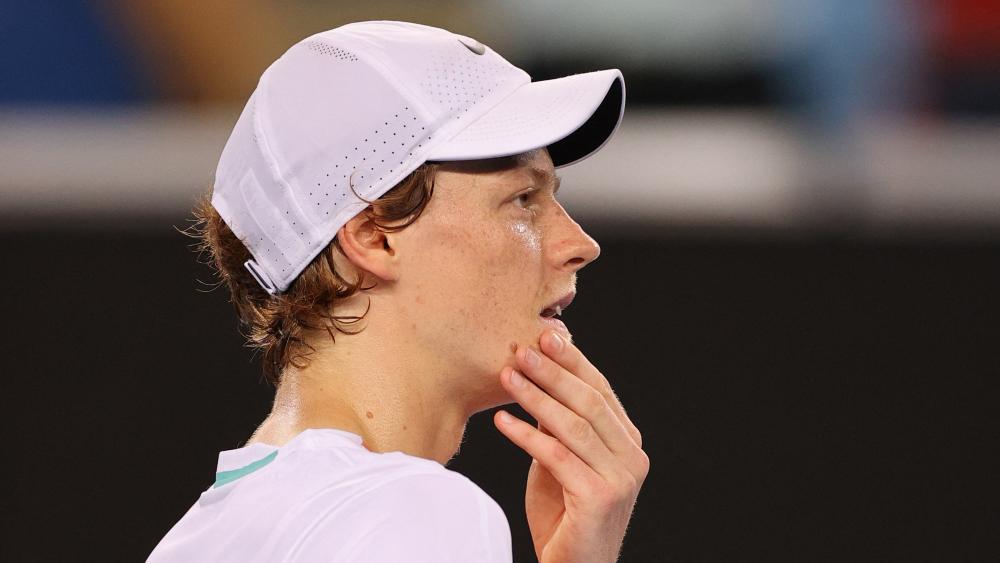 Jannik Sinner trifft in Indian Wells auf einen Gegner, gegen den er bisher kein Land gesehen hat. © AFP / MARTIN KEEP