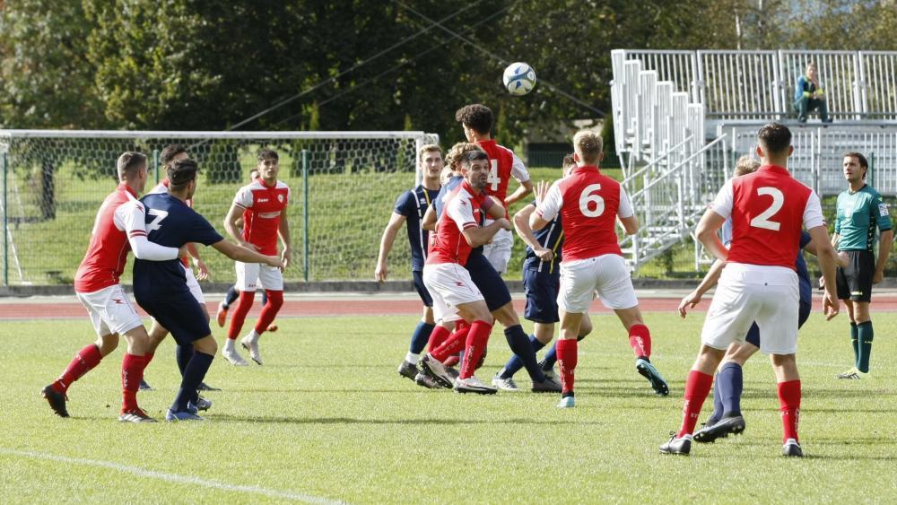 Le leader Bruneck (en bleu) a eu du mal contre Voran Leifers (en rouge). © David Laner