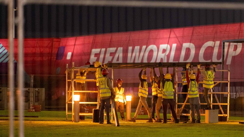 Bauarbeiter versuchen bis zu WM-Beginn mit den Bauarbeiten fertig zu sein. © APA/afp / JEWEL SAMAD