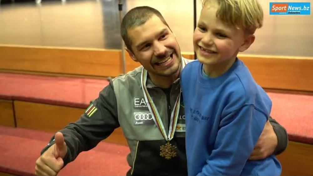 VIDEO Omar Visintin wird in seiner Heimat gefeiert Snowboard