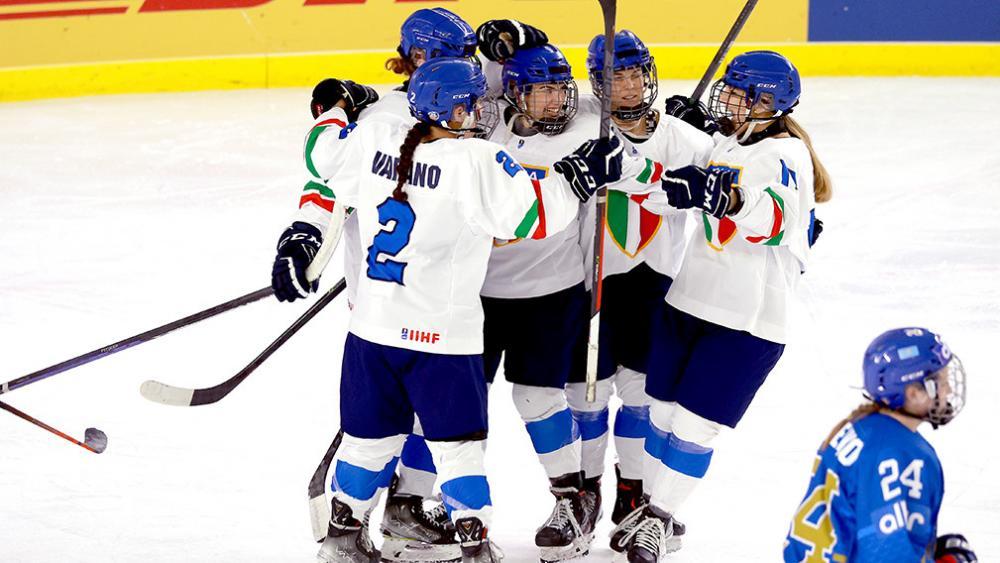 La seconda vittoria nel terzo periodo: gli azzurri festeggiano con una rincorsa – le Nazionali