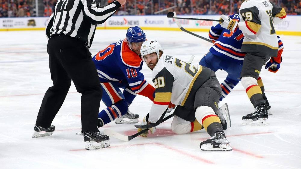 Chandler Stephenson (r.) and Vegas landed their first away win in the series. © APA / LAWRENCE SCOTT